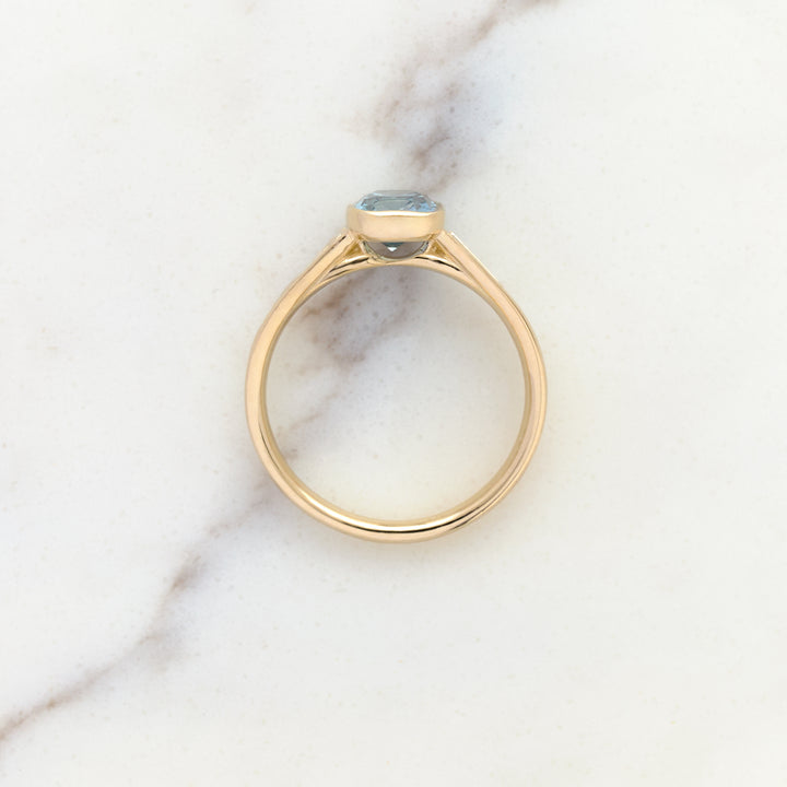 Asymmetrical Band Design for a Blue Sapphire
