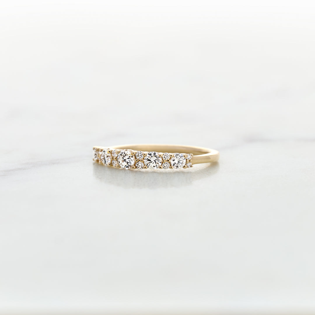 Tapering Cluster Diamond Band