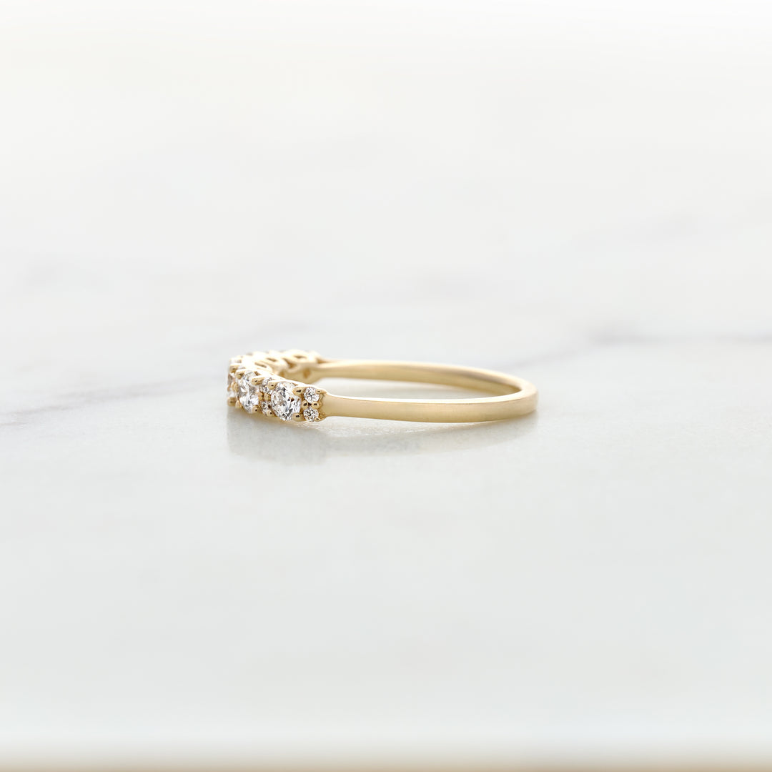 Tapering Cluster Diamond Band