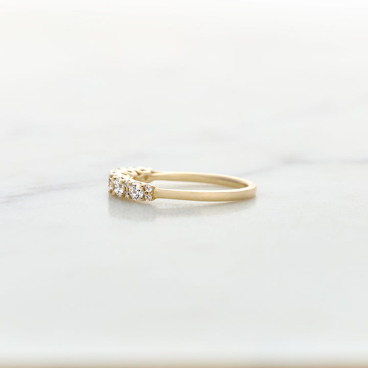 Tapering Cluster Diamond Band