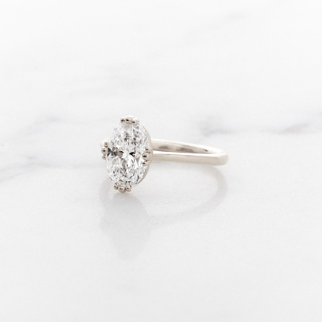Grande Tulip Oval Solitaire