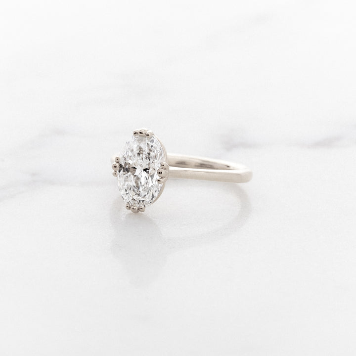 Grande Tulip Oval Solitaire