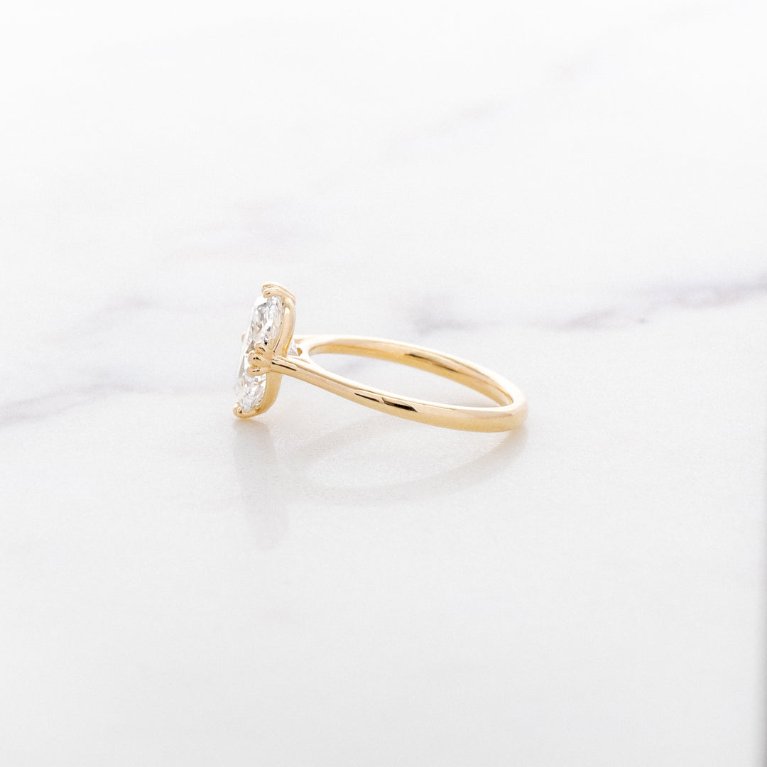 Grande Tulip Oval Solitaire